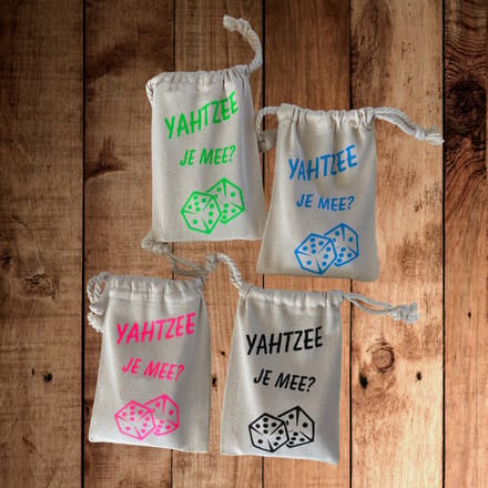 Uniek Yahtzee Zakje 'Je Mee?' Inclusief Gekleurde Dobbelstenen