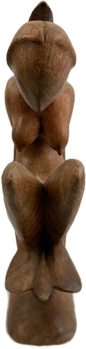 Vrouw zittend op maan / Handgemaakt houten beeld / Indonesisch beeld