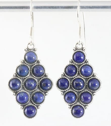 Bewerkte zilveren oorbellen met lapis lazuli
