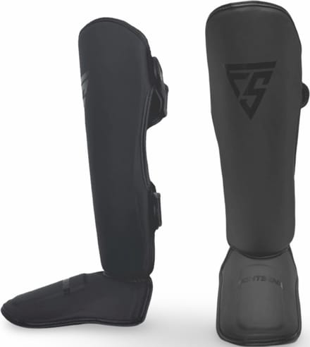 FIGHTSENSE Eclipse Scheenbeschermers – Black on Black – Maat XL – Premium Kickboks, Muay Thai & MMA Bescherming