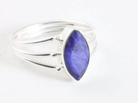 Opengewerkte zilveren ring met blauwe saffier - maat 16.5