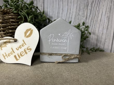Creaties van Hier – Cement house Pensioen met houten hartje - 8 cm – Cement