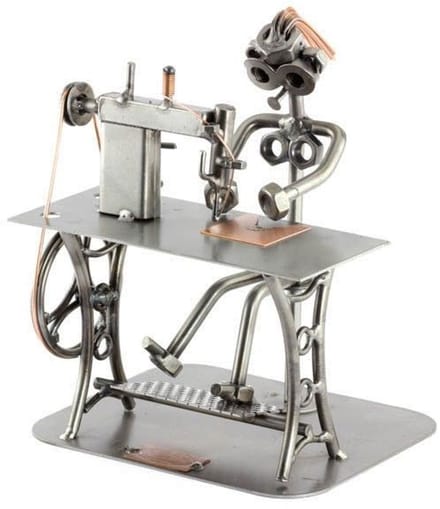 Metalen beeld - Naaister - Achter de naaimachine - Moerenbeeldje - 13x18x9 cm - by Rawa