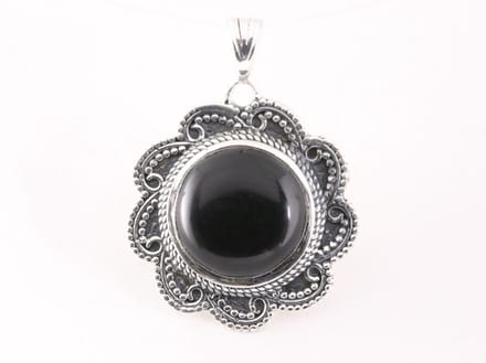 Bewerkte zilveren hanger met onyx