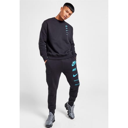 Nike Sportswear Standard Issue Heren Crew Trainingspak in Zwart