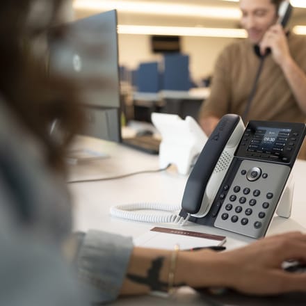 Poly Edge E300 IP-telefoon met PoE-ondersteuning