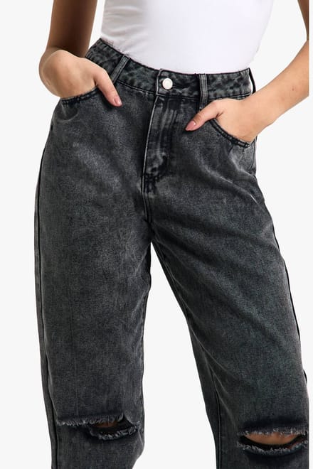 Dames Boohoo Basics Gescheurde Knie Rechtse Pijpen Jeans | Washed Black | Maat: 12/32L
