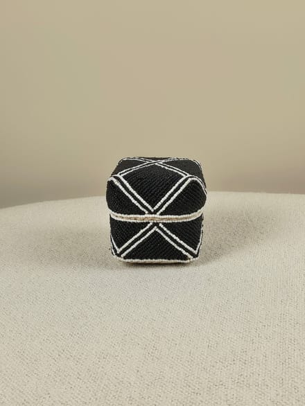 Blitzdeco - Offermandje - Xav - Handgemaakt bamboe met kralen - Zwart-wit - Modern design