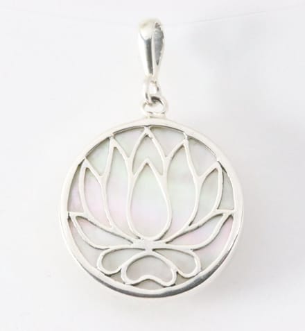 Ronde zilveren lotus bloem hanger met parelmoer