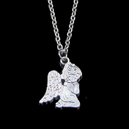 Ketting met hanger beschermengel zilverkleur.