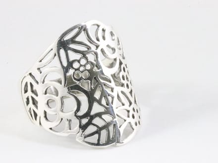 Brede opengewerkte zilveren ring met bloemen - maat 20