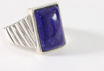 Zware bewerkte zilveren herenring met lapis lazuli
