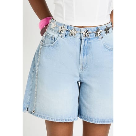 boohoo Dames Zilverkleurige Kettingriem Met Bloemendetail