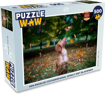 Puzzel Een Engelse cockerspaniël speelt met bladeren - Legpuzzel - Puzzel 500 stukjes