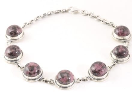 Bewerkte zilveren armband met rhodoniet