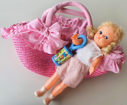 Draagmand roos voor poppen tot 50 cm + pop en rammelaar