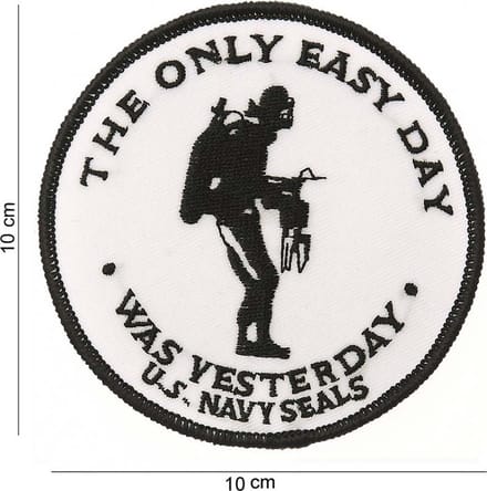 Embleem stof The only easy day wit