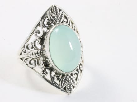 Opengewerkte zilveren ring met aqua chalcedoon - maat 18