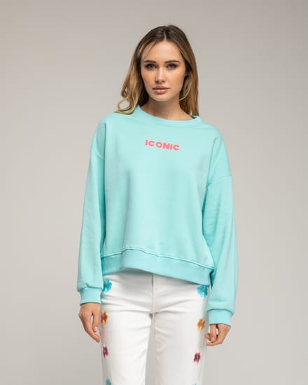 Sweatshirt met de tekst 'iconic' in neonkleur op de voorkant en de rug.