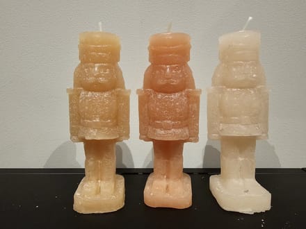 FROSTY NUTCRACKER WARM SAND MIX CANDLE 4X4X12CM - set van 3