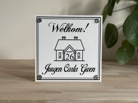 Naambordje / huisnummer voordeur welkom huisje wit