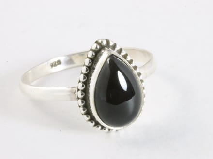 Bewerkte zilveren ring met onyx - maat 20