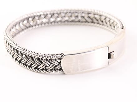 Gevlochten zilveren armband met kliksluiting - lengte 19 cm.