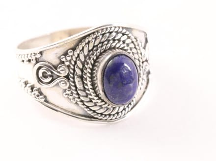 Bewerkte zilveren ring met lapis lazuli - maat 16.5