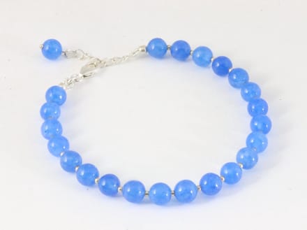 Armband van blauwe chalcedoon en zilveren kralen