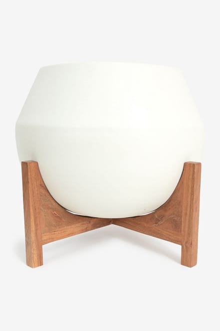 Sissy-Boy - Witte plantenpot met houten standaard