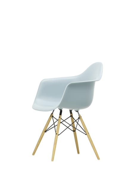 Vitra - DAW Eames Plastic Armchair - ijsgrijs RE - honingkleurig essenhout - blauw