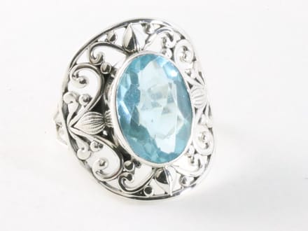 Opengewerkte zilveren ring met blauwe topaas - maat 18.5
