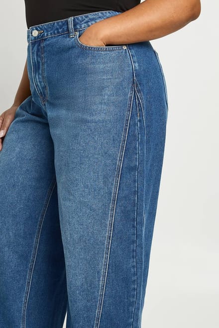 boohoo Dames Plus Midden Taille Gedraaide Naad Tonvormige Pijp Jeans | Gewassen Indigo | Maat: 44