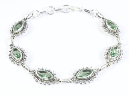 Bewerkte zilveren armband met groene amethist