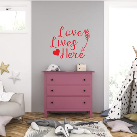 Muursticker - Love Lives Here - 46,4 x 56,8 - Rood