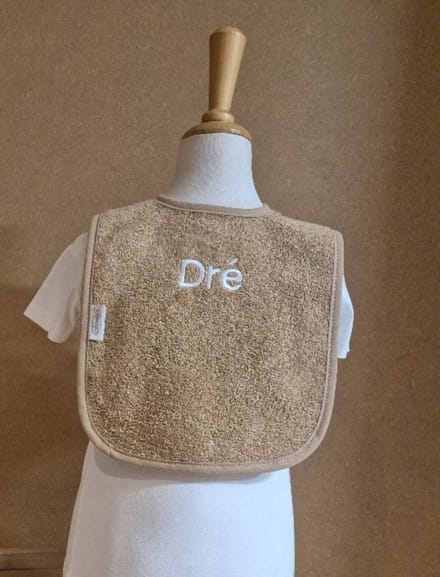 Gepersonaliseerd slabbetje sand met naam geborduurd