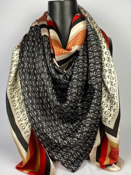 Vierkante modieuze sjaal 130 x 130 cm / 70% viscose met 30 % zijde