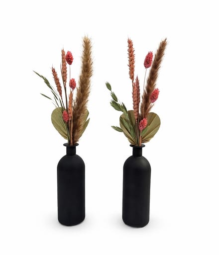 Droogbloemen in mat zwarte vaas