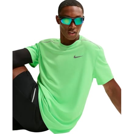 Nike dri-fit uv miler top in de kleur groen.