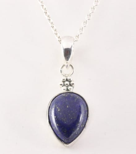Bewerkte zilveren hanger met lapis lazuli aan ketting