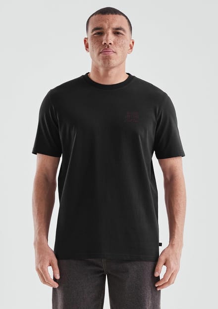 Basic T-shirt met ronde hals en klein motief op de borst QS