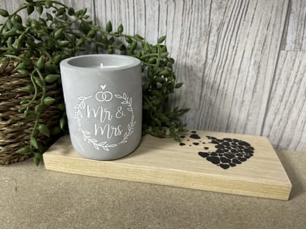 Creaties van Hier – Cement Candle Mr en Mrs met houten plankje - 8 cm – Cement – Kaars