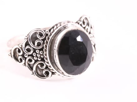 Bewerkte zilveren ring met onyx - maat 16