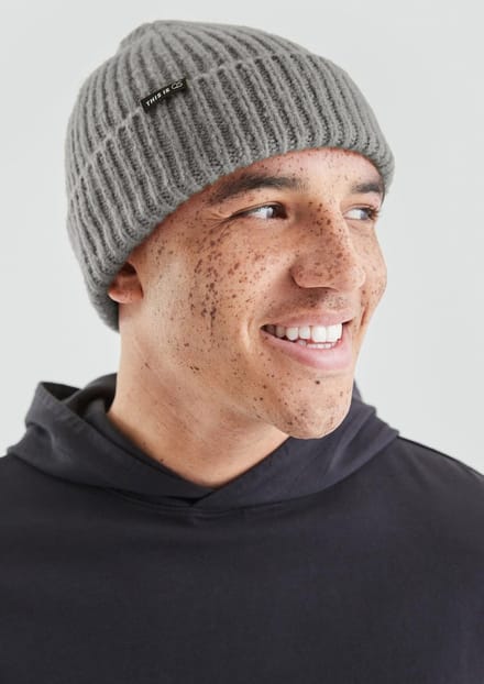 Garen brei muts met logo QS