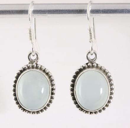 Bewerkte ovale zilveren oorbellen met aqua chalcedoon