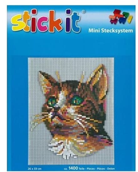 Stickit huiskat, ca. 1.400 steentjes, ophanghaakje en heveltje