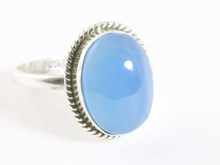 Bewerkte ovale zilveren ring met blauwe chalcedoon - maat 22