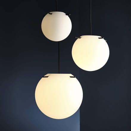 Frandsen Koi Hanglamp Ø25 Opaal Wit/ Zwart Stokken