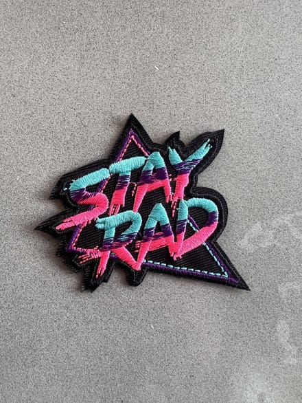 Stay Rad - Roze - Roze - Meiden quote / Graffiti - Strijk Embleem Patch 4 / 5 cm [Carnaval] Strijkapplicatie - Iron On