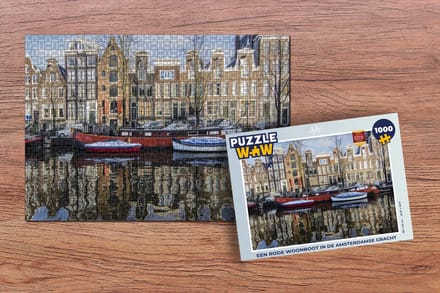 Puzzel Een rode woonboot in de Amsterdamse gracht - Legpuzzel - Puzzel 1000 stukjes volwassenen